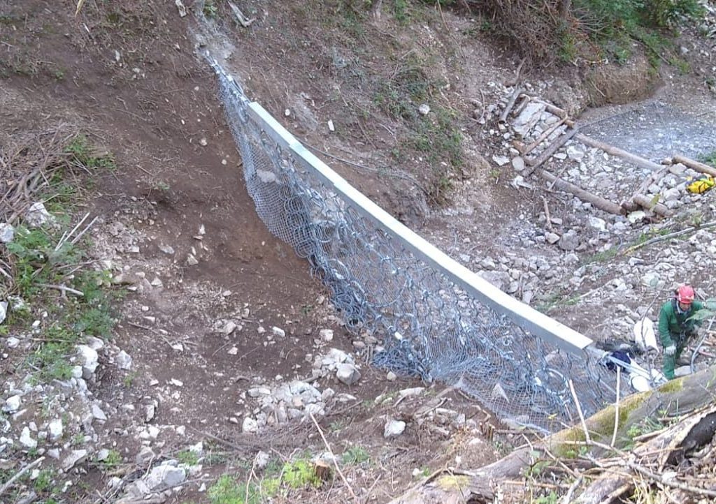 Lavori in sospensione debris flow barriere paramassi e reti in aderenza